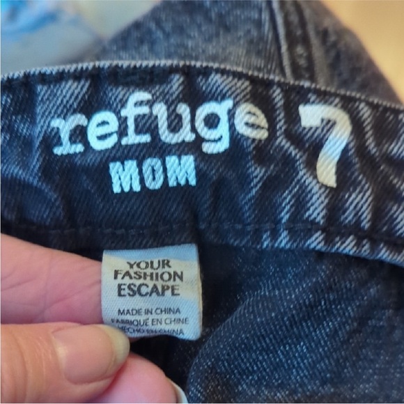 🖤✨ Refuge Mom High Rise Acid Wash Denim Shorts | Size 7 🖤✨ - Picture 3 of 3